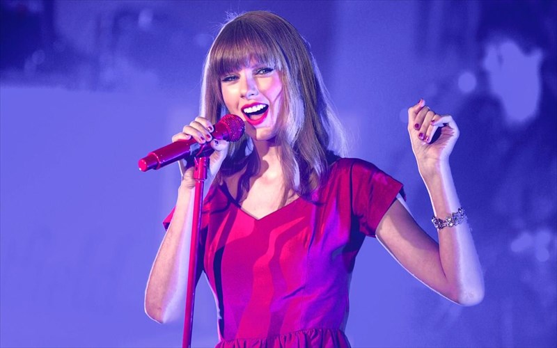 i-taylor-swift-egine-i-proti-gunaika-pou-kerdise-3-fores-grammy-me-to-almpoum-tis-xronias-fores-grammy-me-to-almpoum-tis-xronias