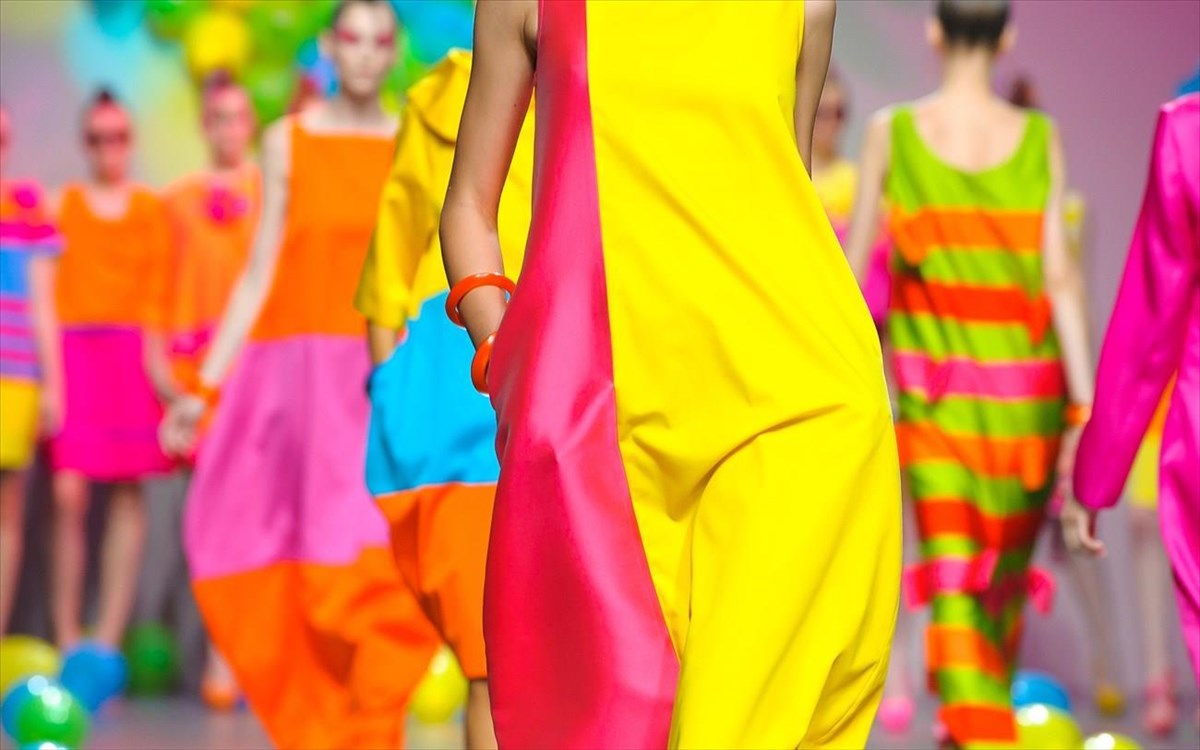 i-prada-metamorfonei-to-ouranio-tokso-se-sumbolo-modas-kai-makigiaz-gia-tin-meta-covid-epoxi