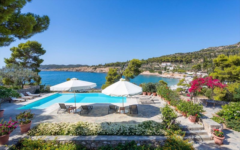 to-the-pine-estate-einai-i-nea-deleastiki-protasi-diamonis-stis-spetses-nea-deleastiki-protasi-diamonis-stis-spetses