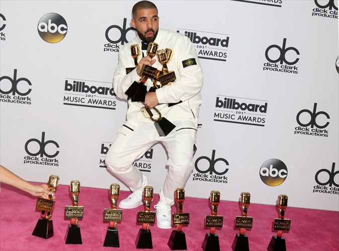 o-drake-milaei-gia-tin-epirroi-tou-bow-wow-eno-giortazei-to-hot-100-feat