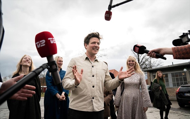 aspro-pato-i-prosopiki-istoria-piso-apo-tin-tainia-tou-thomas-vinterberg