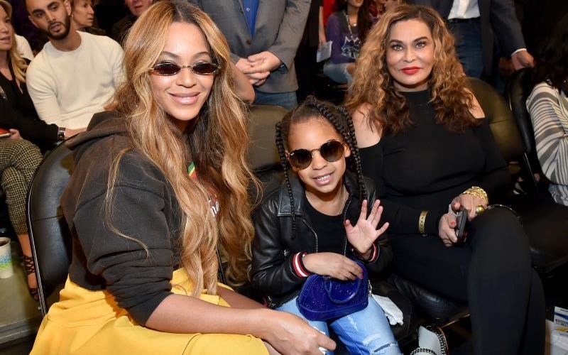 i-tina-knowles-antidra-stin-omilia-tis-beyonce-sta-grammys-me-to-pio-gluko-minuma