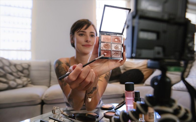 i-istoria-piso-apo-tin-pio-dimofili-youtuber-omorfias-gia-to-2021