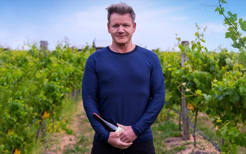 o-gordon-ramsay-kukloforise-to-diko-tou-krasi