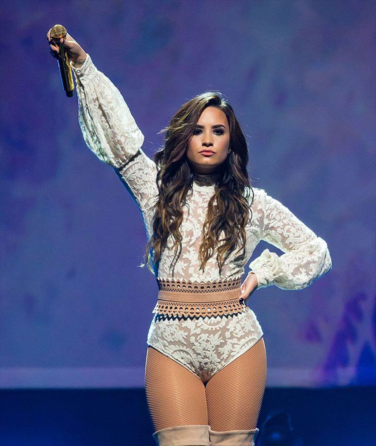 i-demi-lovato-leei-oti-eprepe-na-ousiastika-pethanei-gia-na-ksupnisei-meta-tin-uperboliki-dosi-apo-narkotika-to-2018