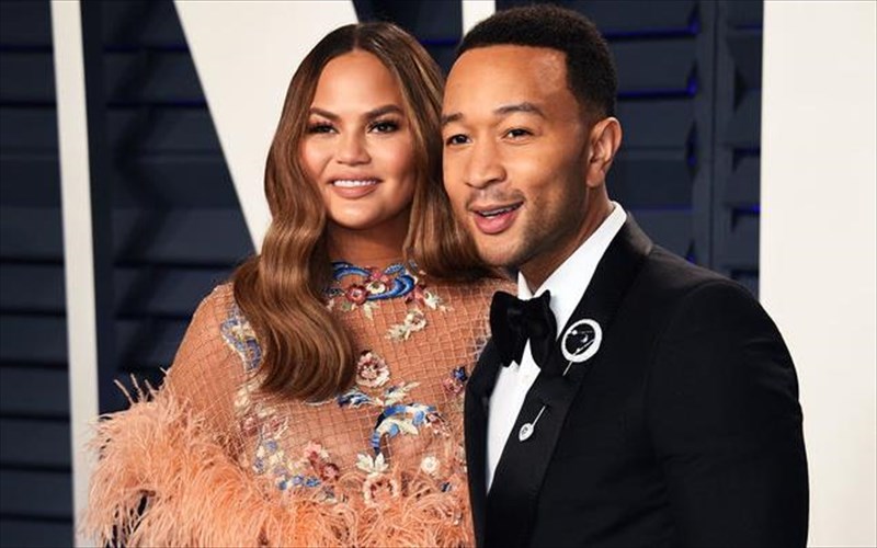 o-John-legend-xoreuei-me-tin-kori-tou-ntumenos-pasxalino-lagoudaki