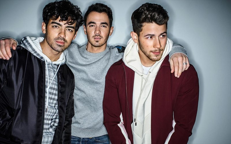 oi-Jonas-brothers-diapseudoun-tis-fimes-gia-dialusi