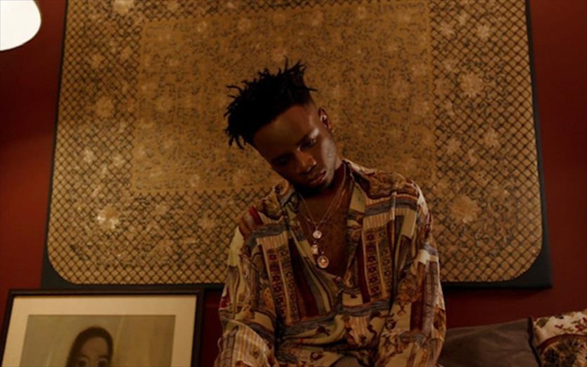 i-arista-records-upografei-me-ton-bretano-tragoudisti-tragoudopoio-kai-ithopoio-arlo