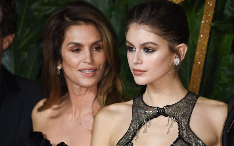 h-cindy-crawford-kai-i-kaia-gerber-moirazontai-tin-idia-agapi-gia-ton-dialogismo-kaia-gerber-moirazontai-tin-idia-agapi-gia-ton-dialogismo