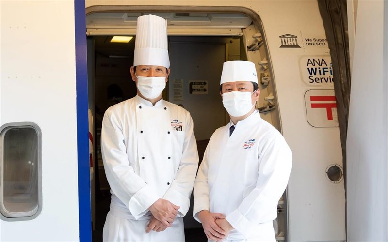 i-megaluteri-aeroporiki-tis-iaponias-serbirei-deipno-se-stathmeumeno-aeroplano