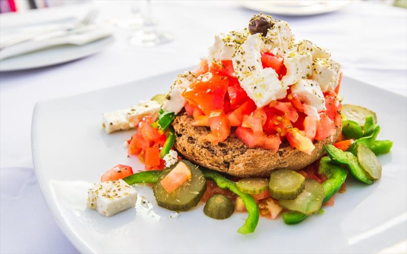 kritikos-ntakos-ta-ofeli-tou-kai-mia-teleia-suntagi-gia-na-ton-apolausete