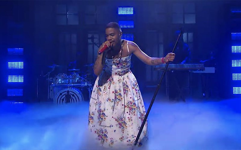 o-kid-cudi-me-floral-forema-sto-afieroma-gia-ton-kurt-cobain