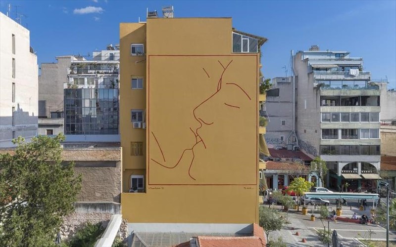 ena-fili-apo-tin-athina-gia-mia-poli-me-sunaisthimata