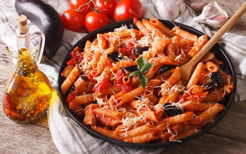 ftiakste-nistisima-pentanostima-zumarika-me-saltsa-melitzanas