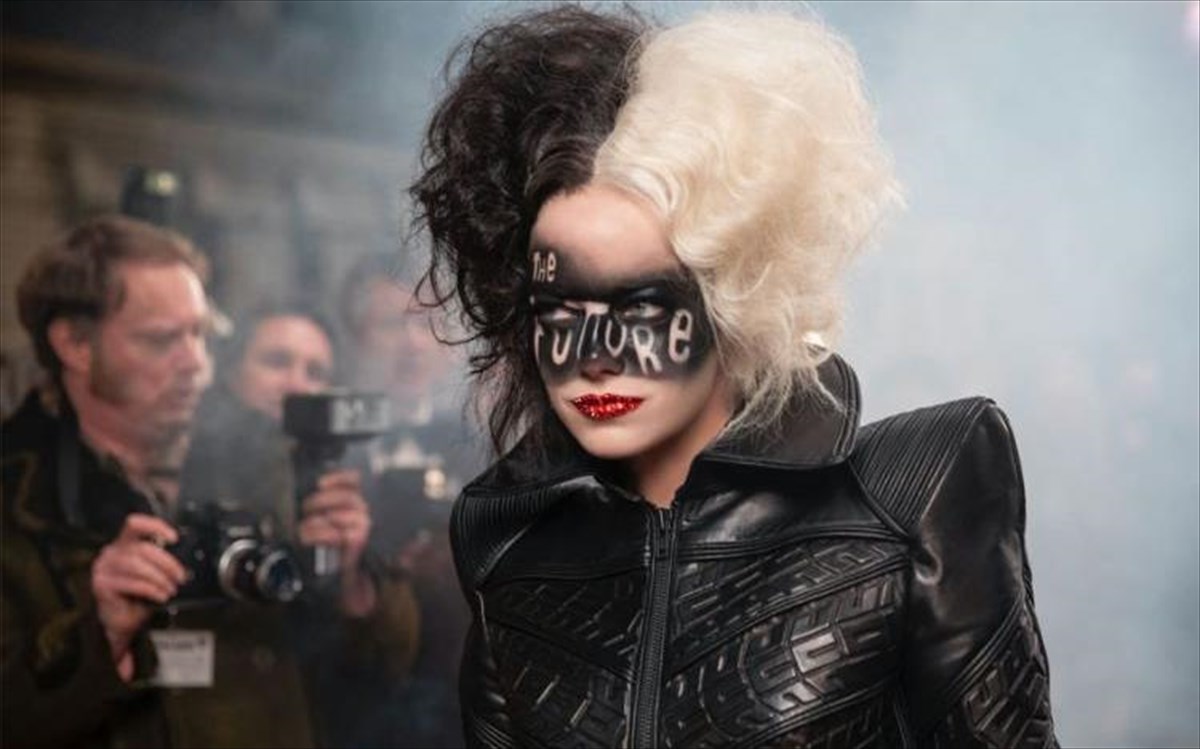 i-emma-stone-lampei-os-punk-rock-villain-sto-treiler-cruella-tis-disney