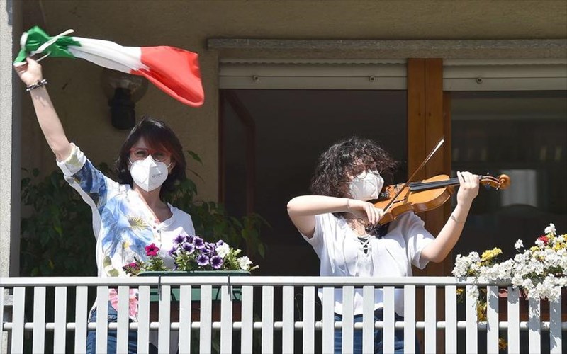 bella-ciao-giati-tragoudoun-stis-25-apriliou-oi-italoi