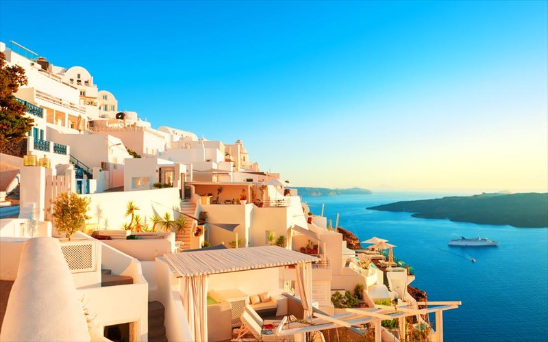 pou-tha-kataftasoun-oi-protoi-touristes-stin-ellada