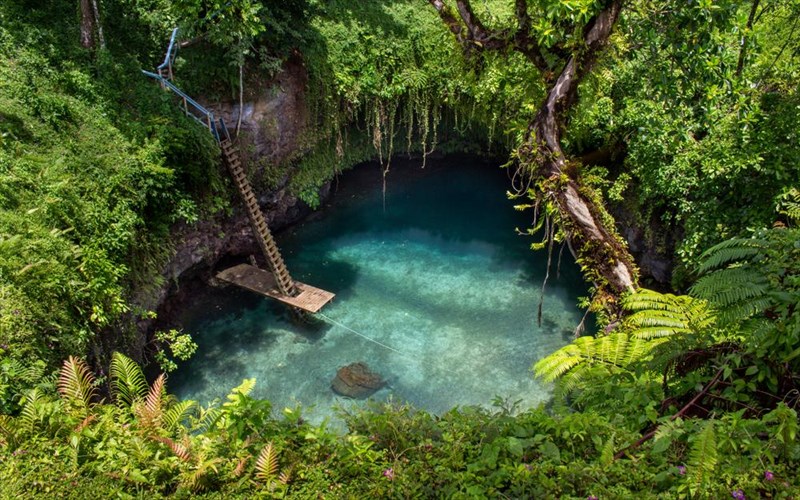 boutia-stin-pio-paradeisenia-fusiki-pisina-tou-kosmou