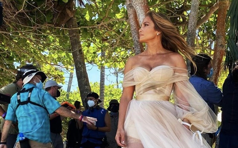 to-shotgun-wedding-tis-Jennifer-lopez-oloklirothike