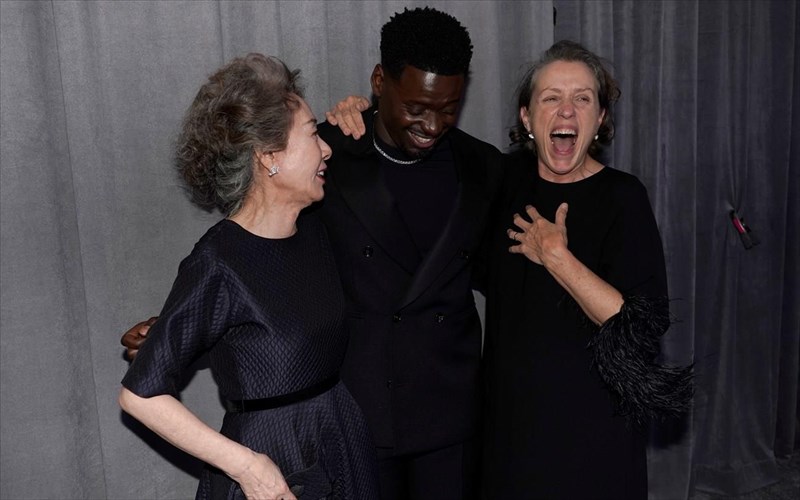 oscars-2021-ola-einai-dromos-gia-to-nomadland-kai-niki-ekpliksi-gia-ton-anthony-hopkins