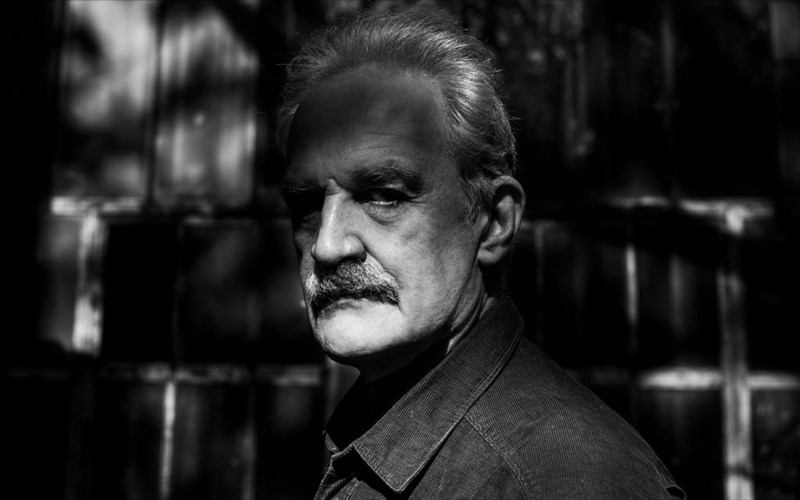 o-dimitris-kataleifos-diabazei-erotika-poiimata-tin-kuriaki-tou-pasxa