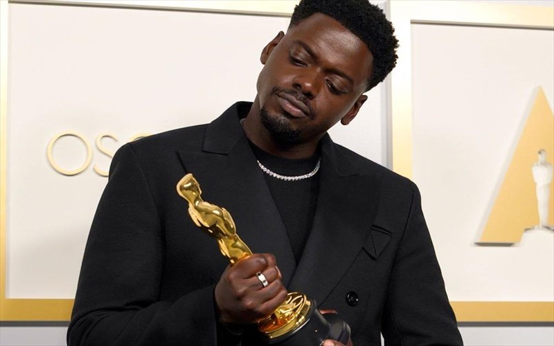 o-daniel-kaluuya-mila-gia-tin-antidrasi-tis-miteras-tou-stin-omilia-ton-oskar
