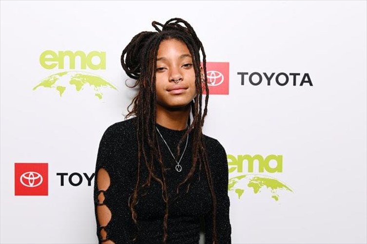 i-willow-smith-anakoinonei-oti-einai-polusuntrofiki-sto-red-table-talk
