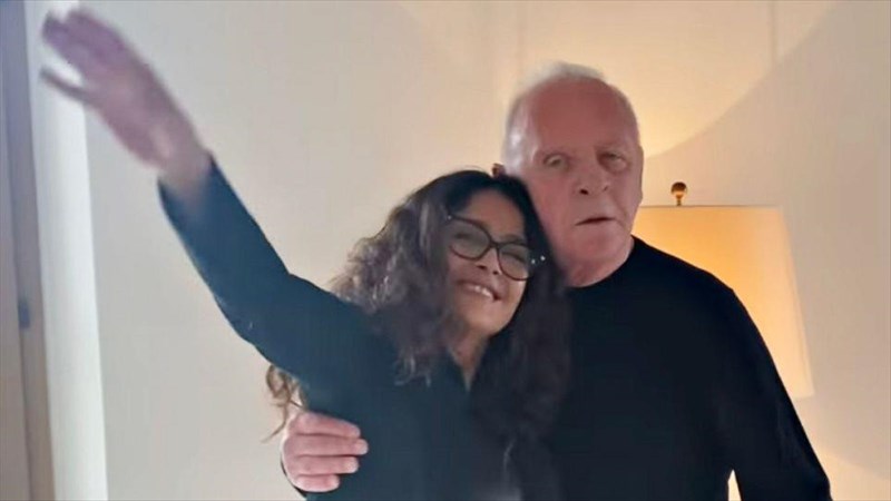 i-salma-hayek-moirazetai-binteo-xorou-me-ton-anthony-hopkins-gia-na-giortasei-ti-niki-tou-sta-oskar