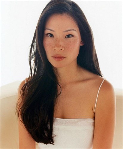 lucy-liu-o-rolos-mou-sto-charlies-angels-apomakrune-apo-ta-epiblabi-asiatika-stereotupa
