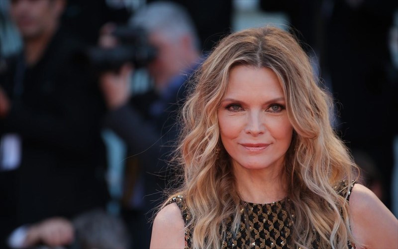 h-michelle-pfeiffer-patise-ta-63-kai-to-xairetai-polu-xari-sto-facelift-omologei