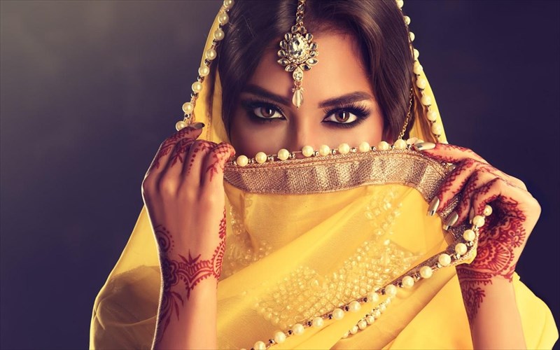 bollywood-confidential-ta-mustika-gia-pio-anoixto-kai-tautoxrona-bathutero-blemma