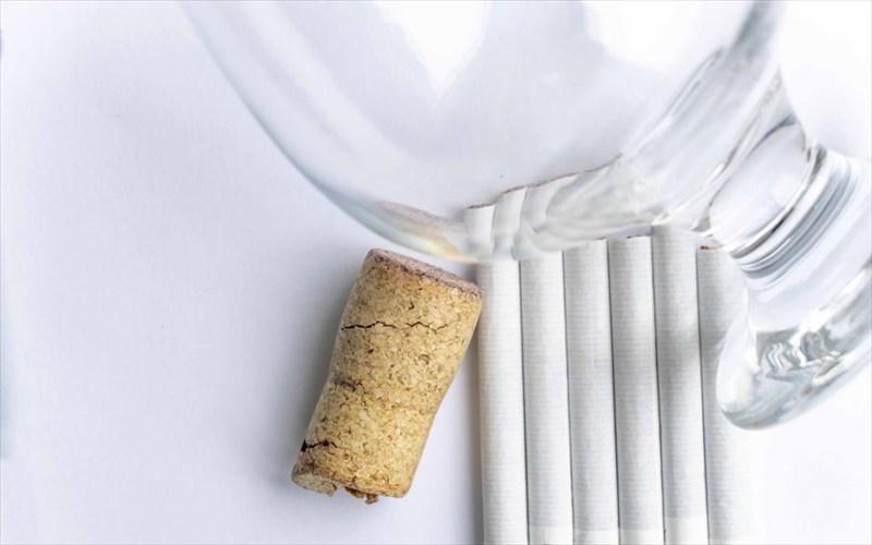 4-logoi-pou-to-kapnisma-skotonei-tin-apolausi-tou-krasiou-logoi-pou-to-kapnisma-skotonei-tin-apolausi-tou-krasiou