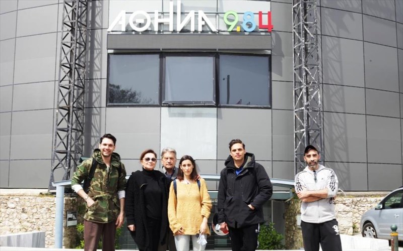 fonazei-o-kleftis-stin-plateia-theatrou-tou-athina-984-kleftis-stin-plateia-theatrou-tou-athina-984