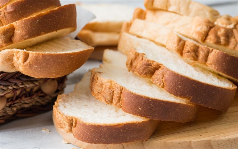 thelete-na-mathete-pos-epireazei-ton-organismo-mas-to-aspro-psomi