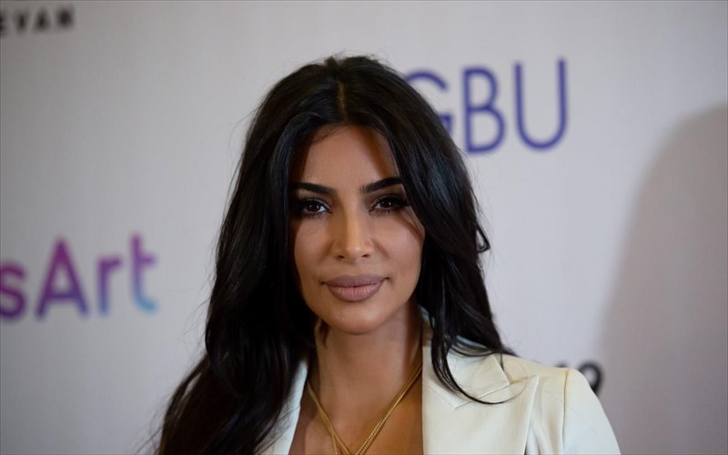 ti-mporei-na-sas-didaksei-i-kim-kardashian-gia-ta-sprei-automaurismatos-kim-kardashian-gia-ta-sprei-automaurismatos