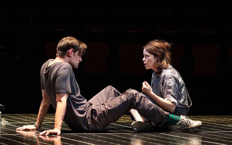 i-theatriki-skini-tou-londinou-kai-i-epanastasi-tou-streaming-epanastasi-tou-streaming