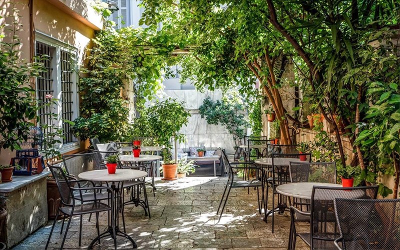 tesseris-omorfes-aules-gia-kalokairino-kafe-stin-poli