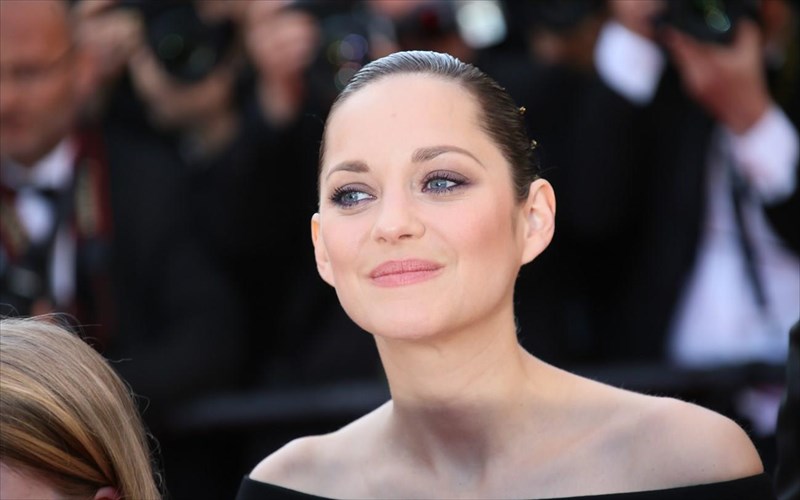 i-marion-cotillard-einai-i-prothiereia-tis-teletis-ton-100-xronon-tou-chanel-no-5