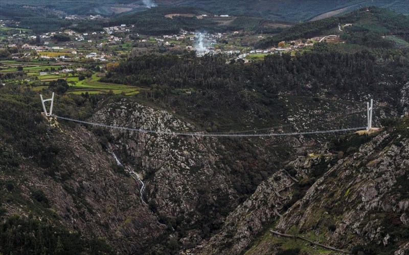 deite-tin-pio-megali-kremasti-gefura-tou-kosmou