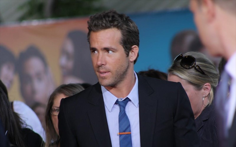 o-ryan-reynolds-milaei-gia-ti-xronia-maxi-tou-me-to-agxos