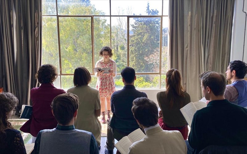 o-glaros-tou-anton-tsexof-apo-tin-omada-c-for-circus