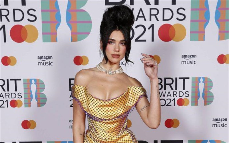 i-dua-lipa-idi-skeftetai-tin-kukloforia-tou-tritou-tis-almpoum