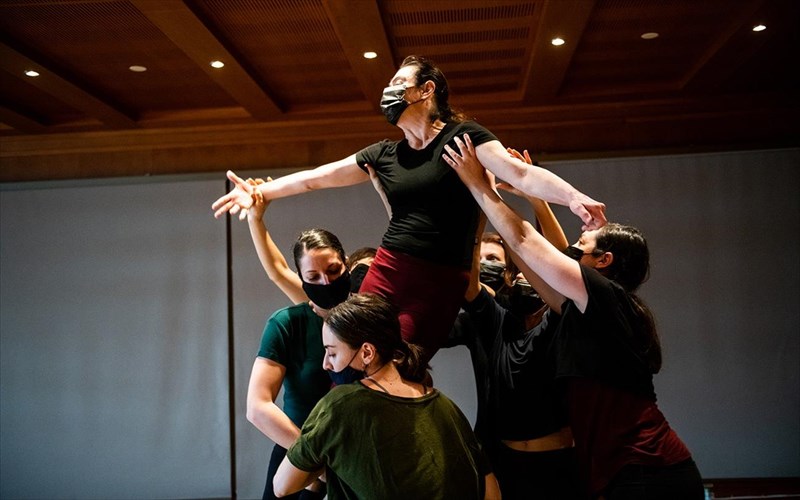 xoreuontas-sta-oria-mias-xoreutikis-epidimias-stin-peiraios-260