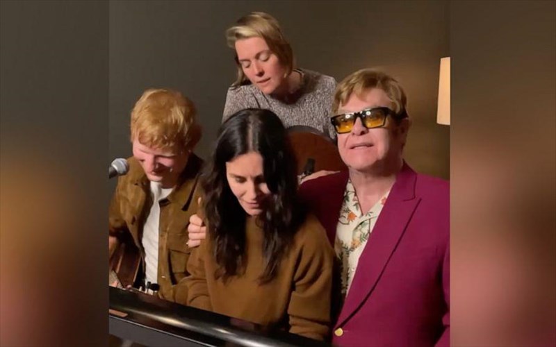 elton-John-ed-sheeran-kai-courteney-cox-tragoudoun-to-tony-danza-sti-lisa-kudrow