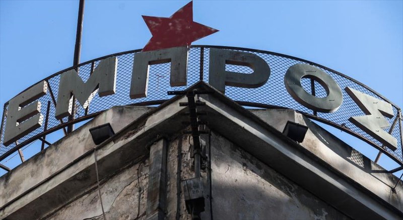 oi-kato-apo-ti-skini-mas-kaloun-se-suneleusi-sto-theatro-empros