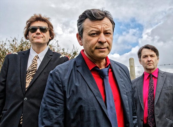 kukloforise-to-binteo-klip-ton-manic-street-preachers-gia-to-orwellian