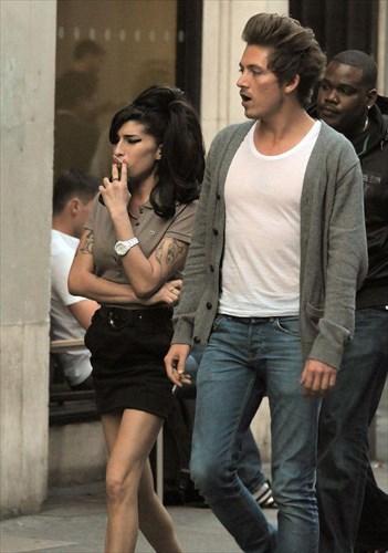 o-kaluteros-filos-tis-amy-winehouse-milaei-gia-ton-thanato-tis-tragoudistrias