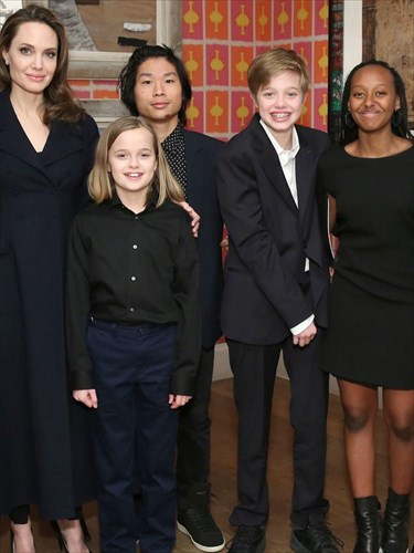i-angelina-Jolie-kai-ta-paidia-tis-sti-nea-yorki