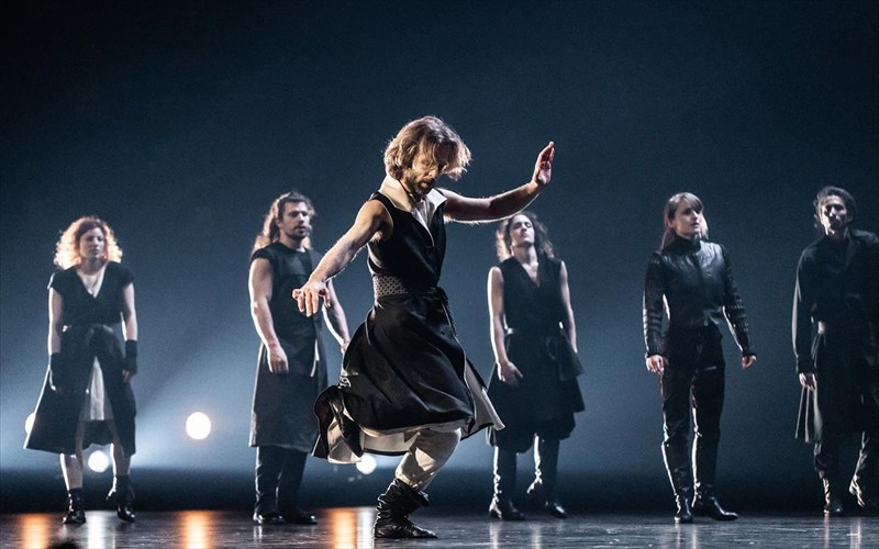 ti-douleia-exoun-duo-belgoi-xorografoi-me-ta-paradosiaka-moirologia-tis-ipeirou