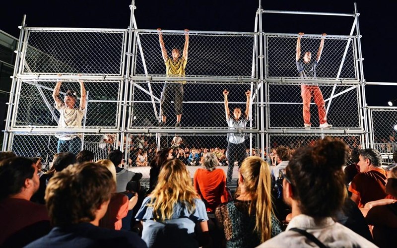 i-xip-xop-xoreutiki-omada-dyptik-katalambanei-tin-plateia-tis-peiraios-260